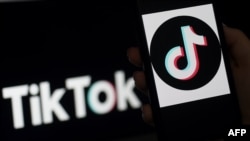 Logo TikTok di ponsel iPhone, di Arlington, Virginia, AS, 13 April 2020. (Foto: AFP)