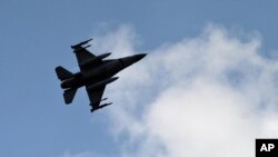 Pesawat tempur F-16 Turki kembali menggempur sasaran pemberontak Kurdi hari Selasa 28/7 (foto: dok).