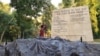 Seorang wisatawan membaca nama-nama korban kekejama n PKI di Monumen Kresek, Madiun. (Foto:VOA/ Nurhadi)