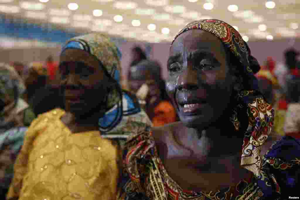 Wasu daga cikin iyayen yaran da 'yan ta'adda suka sace a makarantar Chibok, suna kuka a wata ganawa da shugaban kasa Muhammadu Buhari a fadar shugaban kasar ta birnin tarayya Abuja. ranar Alhamis watan Janaaru 14, 2016.