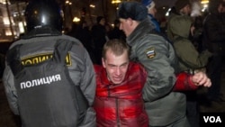 Polisi Rusia menangkap puluhan demonstran yang turun ke jalan-jalan di Moskow dan meneriakkan slogan-slogan "Rusia Tanpa Putin" (5/3).