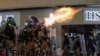 La police anti-émeute a tiré des gaz lacrymogènes lors de la manifestation contre le projet de loi anti-extradition à Hong Kong, le 11 août 2019.