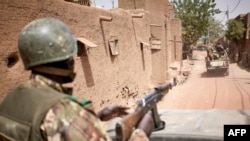 Des troupes de l'armée malienne patrouillent dans l'ancienne ville de Djenné, dans le centre du Mali, le 28 février 2020. (AP Photo)