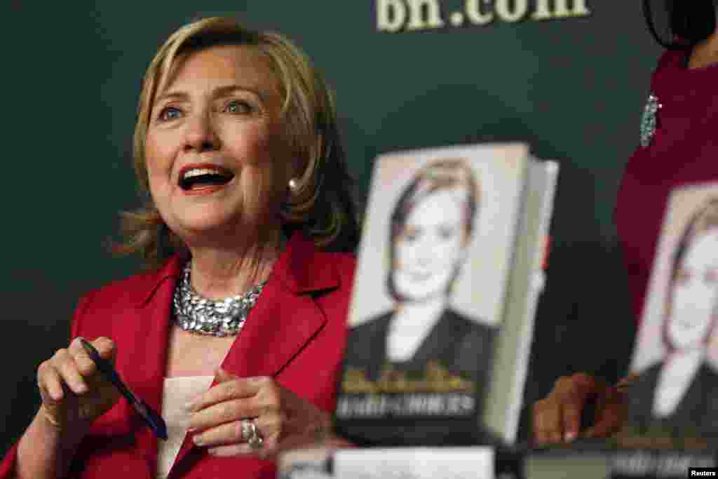 Mantan Menlu AS, Hillary Clinton berbicara saat peluncuran bukunya "Hard Choices" di New York.