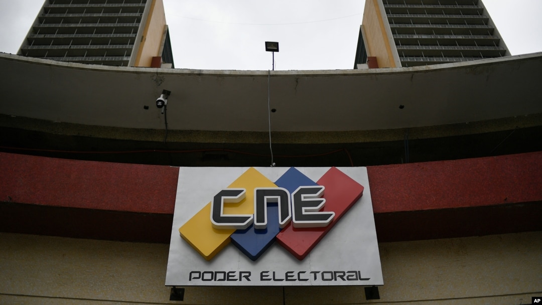 Fotografía de la fachada de la sede principal del poder electoral venezolano, en Caracas, tomada el 15 de junio de 2020. El Parlamento espera renovar su directiva en breve.