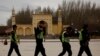 Polisi berpatroli di depan Masjid Id Kah di kota tua Kashgar, Daerah Otonomi Xinjiang Uighur, China, 22 Maret 2017. (Foto: dok).