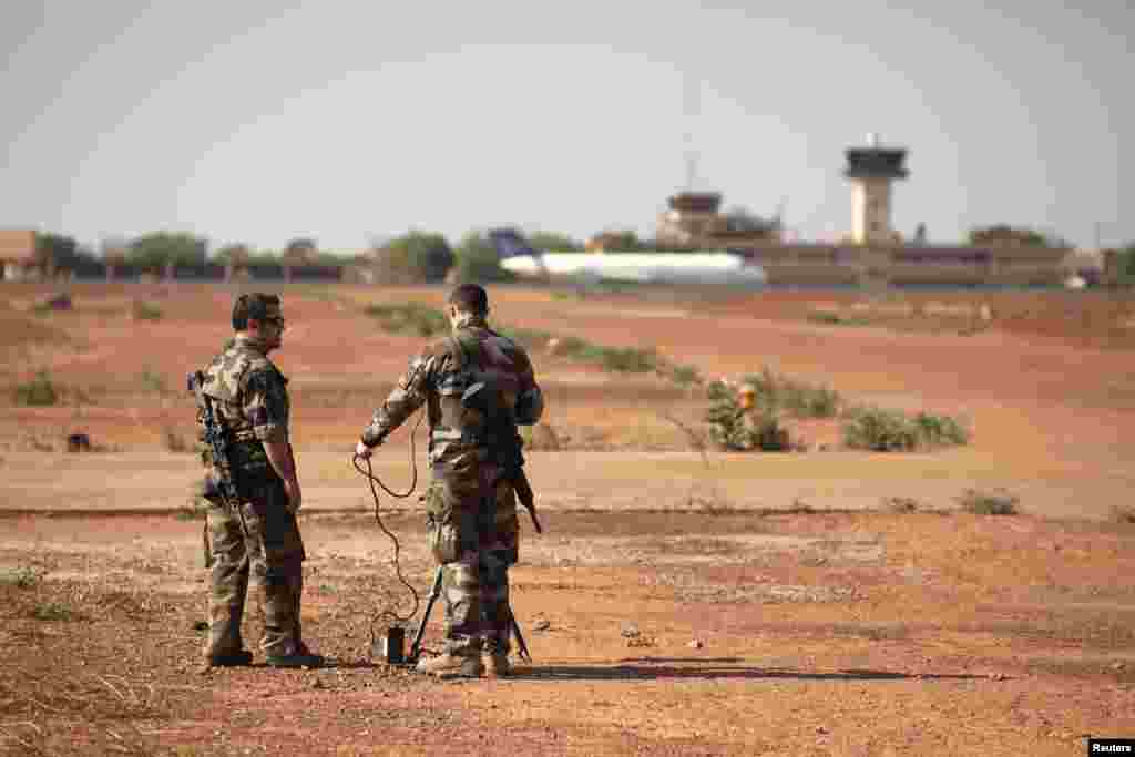 French soldiers test equipment at the Malian air base in Bamako, January 14, 2013.