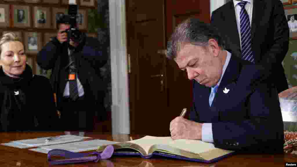 Nobel Peace Prize laureate Colombian President Juan Manuel Santos signs a protocol in the Norwegian Nobel Institute in Oslo, Norway, Dec. 9, 2016.
