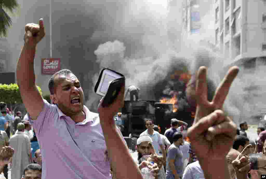 Supporters of Egypt's ousted President Mohammed Morsi chant slogans against Egyptian Defense Minister Gen. Abdel-Fattah el-Sissi during clashes with Egyptian security forces in Cairo's Mohandessin neighborhood, Egypt, August 14, 2013. 
