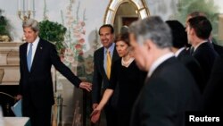 Sakataren harkokin wajen Amurka John Kerry daga hagu,da PM Qatar Sheikh Hamad bin Jassim al-Thani shima daga hagu, a wani taro da tawagar kungiyar hada kan kaashen larabwa, da suka yi anan Washington.
