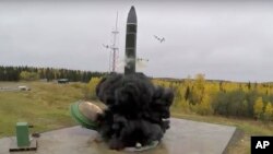 Layanan Pers Kementerian Pertahanan Rusia mengeluarkan gambar rudal balistik antarbenua. Militer Rusia mengatakan senjata hipersonik Avangard akan mulai beroperasi pada 27 Desember 2019. (Foto: AP)