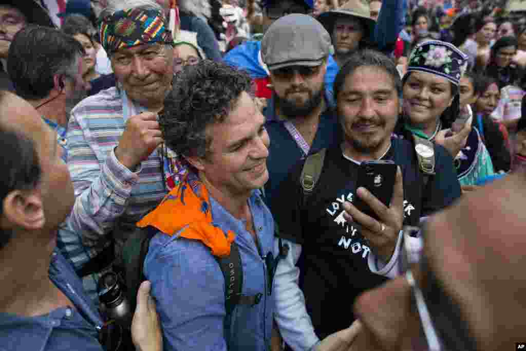 Aktor dan aktivis Mark Ruffalo (tengah, kiri) dan aktor Leonardo DiCaprio (tengah, kanan), bergabung bersama para peserta Pawai Iklim Rakyat di New York City (21/9). (AP/Craig Ruttle)