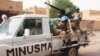 Des Casques bleus de l'ONU du Burkina Faso patrouillent le jour des élections à Tombouctou, le 28 juillet 2013. 