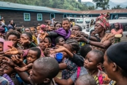 Wananchi waliokimbia mlipuko wa volcano Goma, Congo, wakikusanyika katika kituo cha kugawa chakula Ijumaa, Mei 28, 2021 huko Sake, takriban kilomita 25 (maili 16) Magharibi ya Goma walipopata hifadhi. (AP Photo…