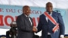 Le 24 janvier 2019, le président sortant de la République démocratique du Congo, Joseph Kabila, serre la main du président nouvellement élu, Felix Tshisekedi, après l'avoir assermenté à Kinshasa.