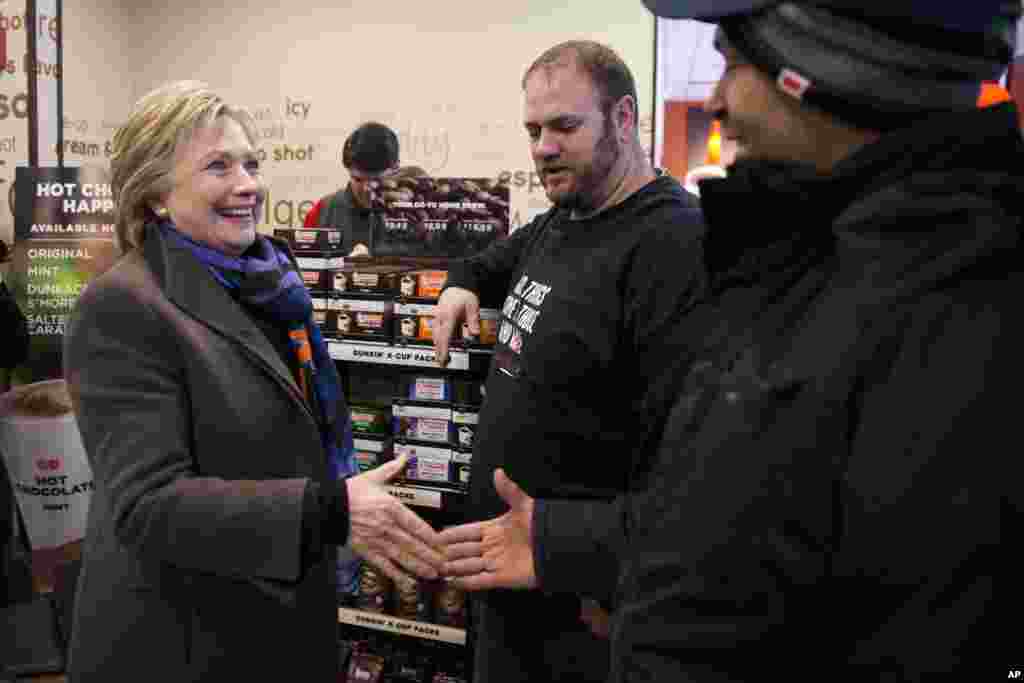 Kandidat capres dari Partai Demokrat Hillary Clinton bertemu dengan para pengunjung di Dunkin' Donuts pada pemilihan pendahuluan, 9 Februari 2016, di Nashua, N.H.