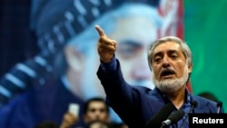 Kandidat presiden Afghanistan Abdullah Abdullah berbicara pada para pendukungnya di Kabul. 