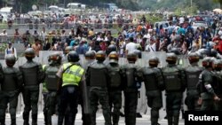 Pendukung oposisi bentrok dengan Garda Nasional Venezuela saat berunjuk rasa menyerukan pengunduran diri Presiden Nicolas Maduro di Caracas, Venezuela (18/5).