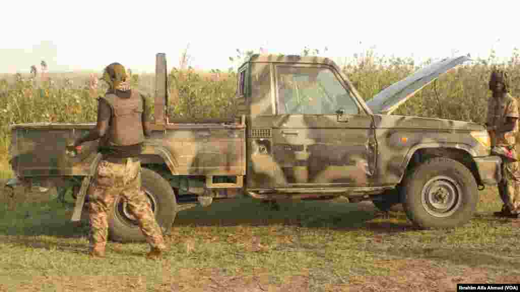 Dakarun Sojojin Najeriya Da Suka Fatattaki 'Yan Boko Haram Daga Kauyen Chikun Gudu A Arewacin Jihar Borno Da Daya Daga Cikin Motar Da Suka Kwato