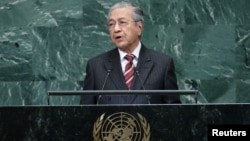 Perdana Nenteri Malaysia Dr. Mahathir Mohamad berpidato di depan Sidang Umum PBB di New York hari Jumat (28/9).