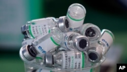 Des flacons vides de vaccin Sinopharm de Chine sont placés dans un gobelet lors d'une campagne de vaccination prioritaire COVID-19 des travailleurs de la santé dans un hôpital public de Lima, au Pérou, le mercredi 10 février 2021.
