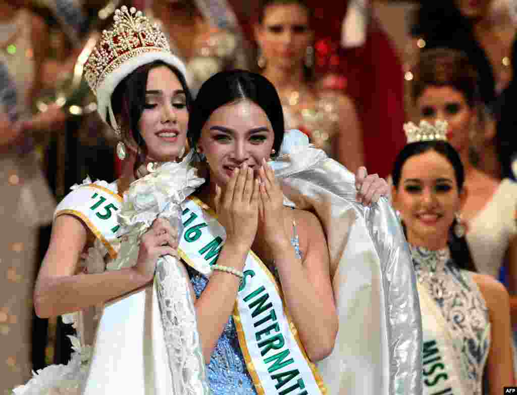 បវរកញ្ញាអន្តរជាតិ Miss International ឆ្នាំ ២០១៦ នាង Kylie Verzonsa មកពីប្រទេសហ្វីលីពីន (កណ្តាល) ទទួលម្កុដពីបវរកញ្ញាអន្តរជាតិឆ្នាំ ២០១៥ នាង Edymar Martinez មកពីប្រទេសវេណេស៊ុយអេឡា (ខាងឆ្វេង) នៅវគ្គផ្តាច់ព្រ័ត្រនៃការប្រកួតបវរកញ្ញាអន្តរជាតិ ក្នុងក្រុងតូក្យូ ប្រទេសជប៉ុន។ 