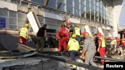 Ilustracija - Radnici hitnih službi rade na raščišćavanju ostataka nadstrešnice (foto:MUP)
