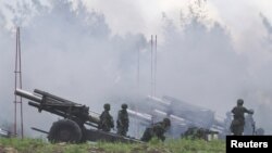 훈련에 참가한 타이완군 장병들이 9일 핑둥현에서 155mm 곡사포를 발사하고 있다. 