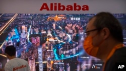 Booth Alibaba pada Pameran Dagang Internasional (CIFTIS) di Beijing, Jumat, 3 September 2021. (AP Photo/Mark Schiefelbein)
