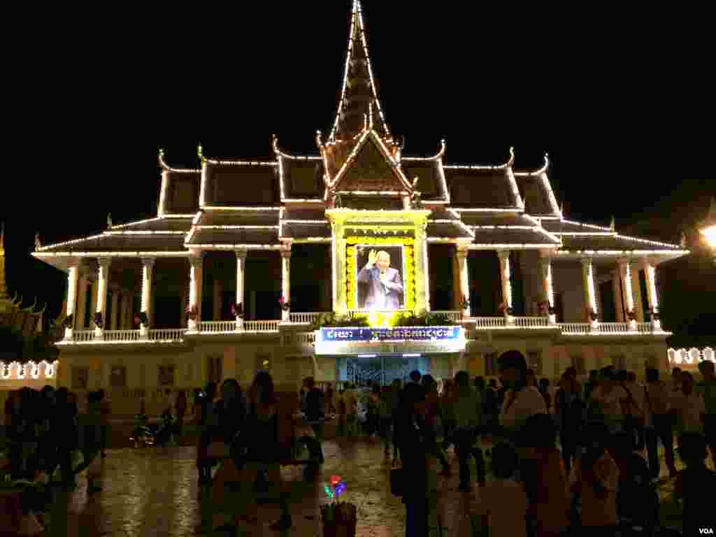 ទិដ្ឋភាពនៅមុខព្របរមរាជវាំងនៅថ្ងៃចុងក្រោយនៃពិធីបុណ្យអំុទូក កាលពីថ្ងៃទី២៦ ខែវិច្ឆិកា ឆ្នាំ២០១៥។ (ផន បុប្ផា/VOA)