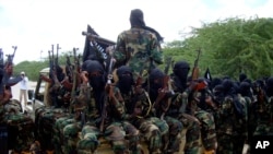 Para anggota kelompok ekstremis al-Shabab menggelar latihan militer di wilayah utara Mogadishu, Somalia, pada 5 September 2010. Mantan pentolan kelompok tersebut Mukhtar Robow Ali kini mendekam sebagai tahanan rumah di Somalia. (Foto: AP/Farah Abdi Warsameh)