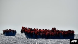 Des migrants attendent d'être secourus à environ 20 miles nautiques au nord de la côte de la Libye, en Méditerranée, 3 octobre 2016.