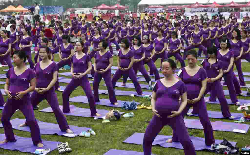 505 perempuan yang sedang hamil berlatih yoga di Changsha, Hunan, China untuk memecahkan rekor dunia Guinness.