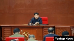 김정은 북한 국방위원회 제1위원장이 노동당 중앙군사위원회 확대회의를 진행하고 있다. (자료사진)