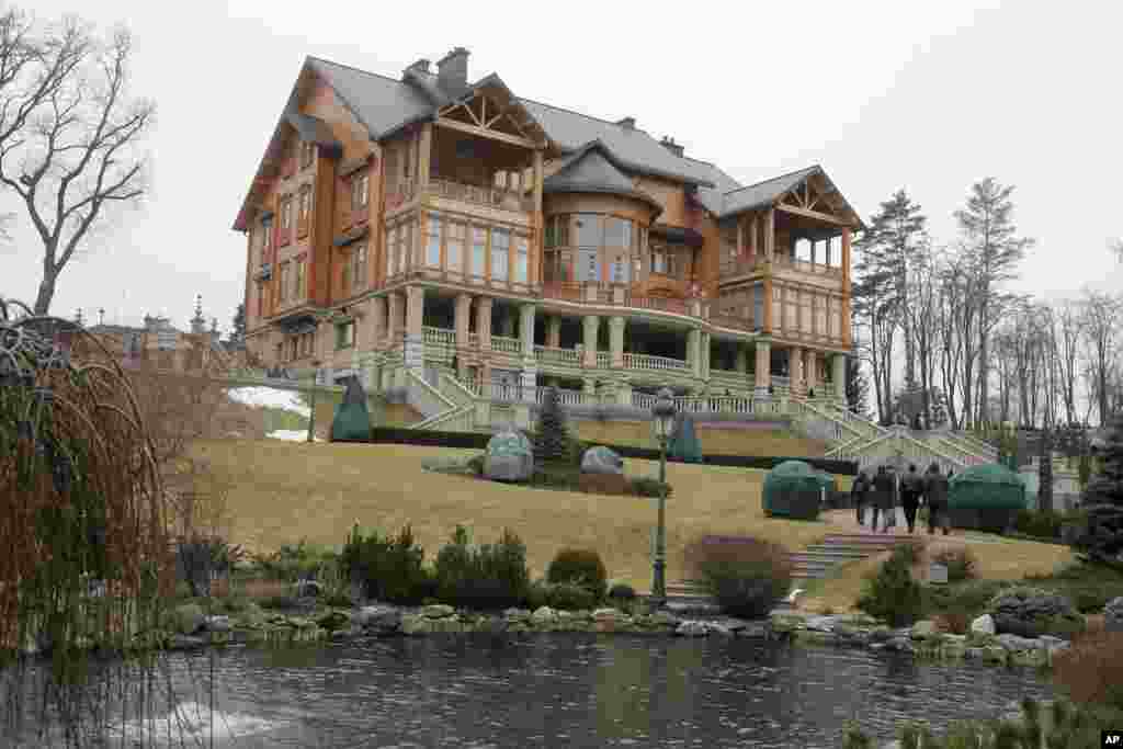 People walk around Viktor Yanukovych's countryside residence in Mezhyhirya, outside Kyiv, Feb, 22, 2014.