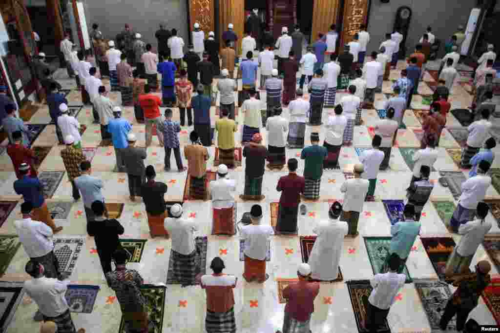 Waislamu katika msikiti mjini Sidoarjo, Java Mashariki, Indonesia wakati wa sala ya Eid al-Fitr