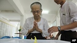 ၂၀၁၅ ခုနှစ် အထွေထွေရွေးကောက်ပွဲ ကြိုတင်မဲ - မဲဆန္ဒရှင် အဖွားအိုတစ်ဦး။ (နိုဝင်ဘာ ၆၊ ၂၀၁၅)