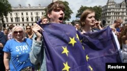 Des manifestants pour le maintien du Royaume-Uni dans l'Union européenne, Londres, 2 juillet 2016.
