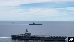 នាវា​ចម្បាំង USS Ronald Reagan (រូប​ខាង​មុខ) និង​នាវា​ចម្បាំង USS Nimitz ធ្វើ​នាវាចរណ៍​រួម​គ្នា​ នៅ​ក្នុង​សមុទ្រ​ចិន​ខាង​ត្បូង កាលពី​ថ្ងៃទី៦ ខែកក្កដា ឆ្នាំ២០២០។