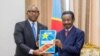 Le Premier ministre Jean-Michel Lukonde (G) remet son programme au président de l'Assemblée nationale Mboso Nkodia à Kinshasa, RDC, 26 avril 2021. (Twitter/Assemblée nationale RDC)
