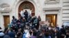 Siswa SMA Prancis memblokir akses ke gedung sekolah SMA Lycee Turgot di Paris, Prancis, saat berlangsungnya aksi pemogokan nasional dan protes terhadap rencana reformasi pensiun pemerintah Prancis, 31 Januari 2023. REUTERS/Lucien Libert
