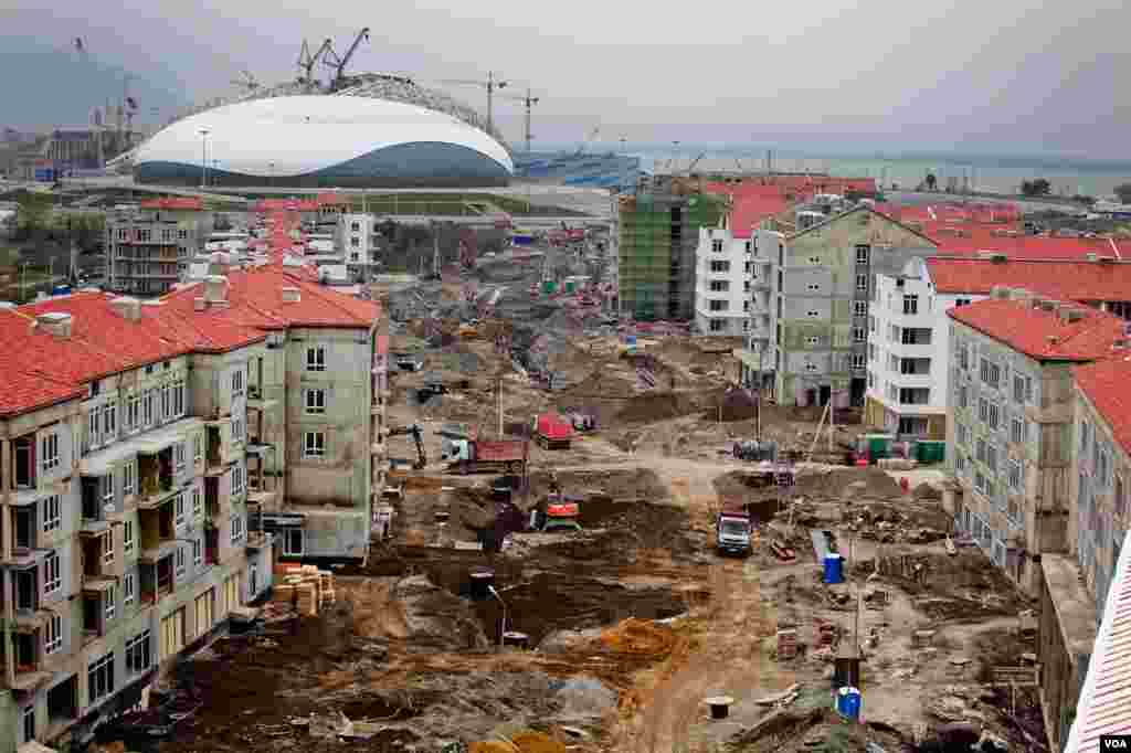 Red roofed housing for Olympic athletes rises between the Ice Dome and a new Radisson Blu hotel, Sochi, Russia, March 15, 2013. (V. Undritz/VOA)