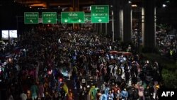 Para pengunjuk rasa anti-pemerintah di memadati perempatan Lat Phrao di Bangkok, Thailand, Sabtu, 17 Oktober 2020. 
