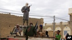 Des combattants d'une faction du groupe jihadiste malien Ansar Dine à Tombouctou, Mali, 31 août 2012.