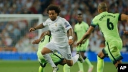 Marcelo courant balle au pied pendant la demi-finale de la ligue des champions, entre le Real Madrid et Manchester City au stade Santiago Bernabeu le mercredi 4 mai 2016 (AP Photo/Paul White)