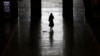 Un passager quitte la gare centrale de Milan, en Italie, le lundi 9 mars 2020. (AP Photo/Antonio Calanni)