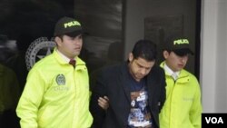 Muhammad Nazaruddin (tengah) dikawal oleh polisi Kolombia di ibukota Bogota. Nazaruddin berhasil ditangkap di kota Cartagena, Kolombia hari Sabtu malam (6/8).