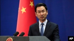 Juru bicara kementerian luar negeri China, Geng Shuang berbicara kepada media di Beijing (foto: dok). Beijing telah minta AS menghentikan campur tangan dalam urusan Hong Kong. 