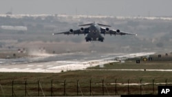 Sebuah pesawat milik Angkatan Udara AS lepas landas dari pangkalan udara militer Incirlik, selatan Turki. (Foto: dok).