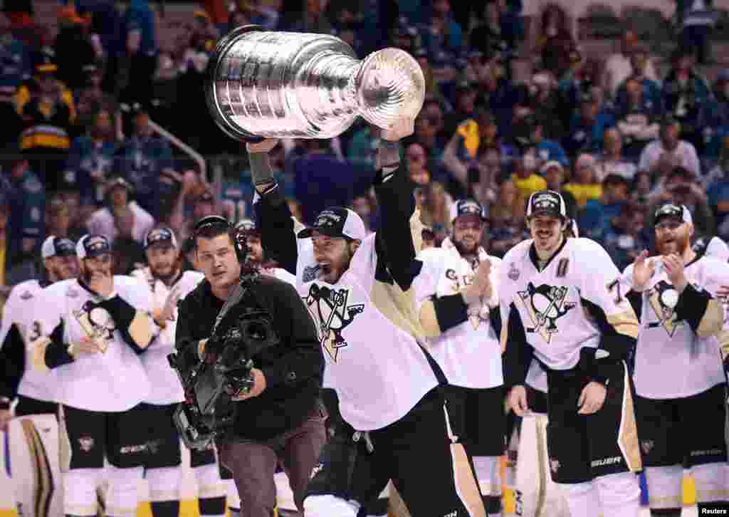 កីឡាករ Matt Cullen (លេខ៧) នៃក្រុម Pittsburgh Penguins លើកពានរង្វាន់ Stanley Cup បន្ទាប់ពីយកជ័យជម្នះលើក្រុម San Jose Sharks នៅក្នុងការប្រកួតហ្គេមទីប្រាំមួយនៃការប្រកួតពានរង្វាន់កីឡាហុកឃីលើទឹកកក Stanley Cup Final 2016 នៅឯមជ្ឈមណ្ឌល SAP ក្នុងក្រុង San Jose។